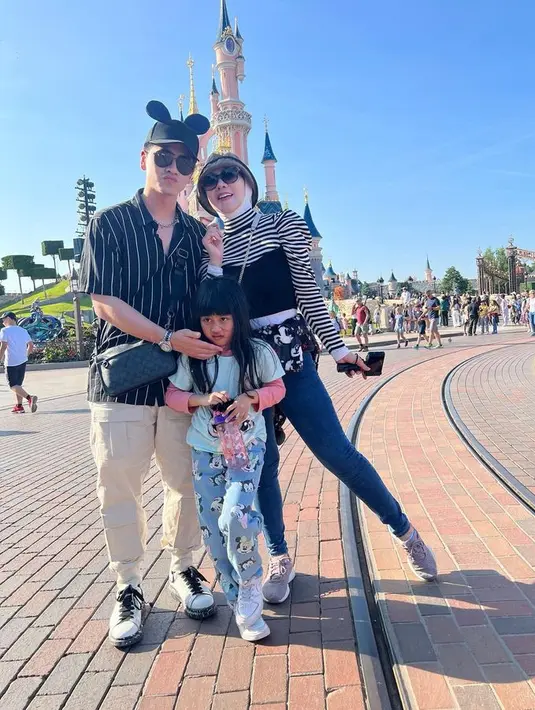 Saat bermain di Disneyland Paris, ibu anak ini memilih dress code stripes atau garis-garis. Athalla mengenakan kemeja hitam stripes putih. Venna memakai atasan garis-garis dengan tank top hitam. [Foto: @athallanoval7]