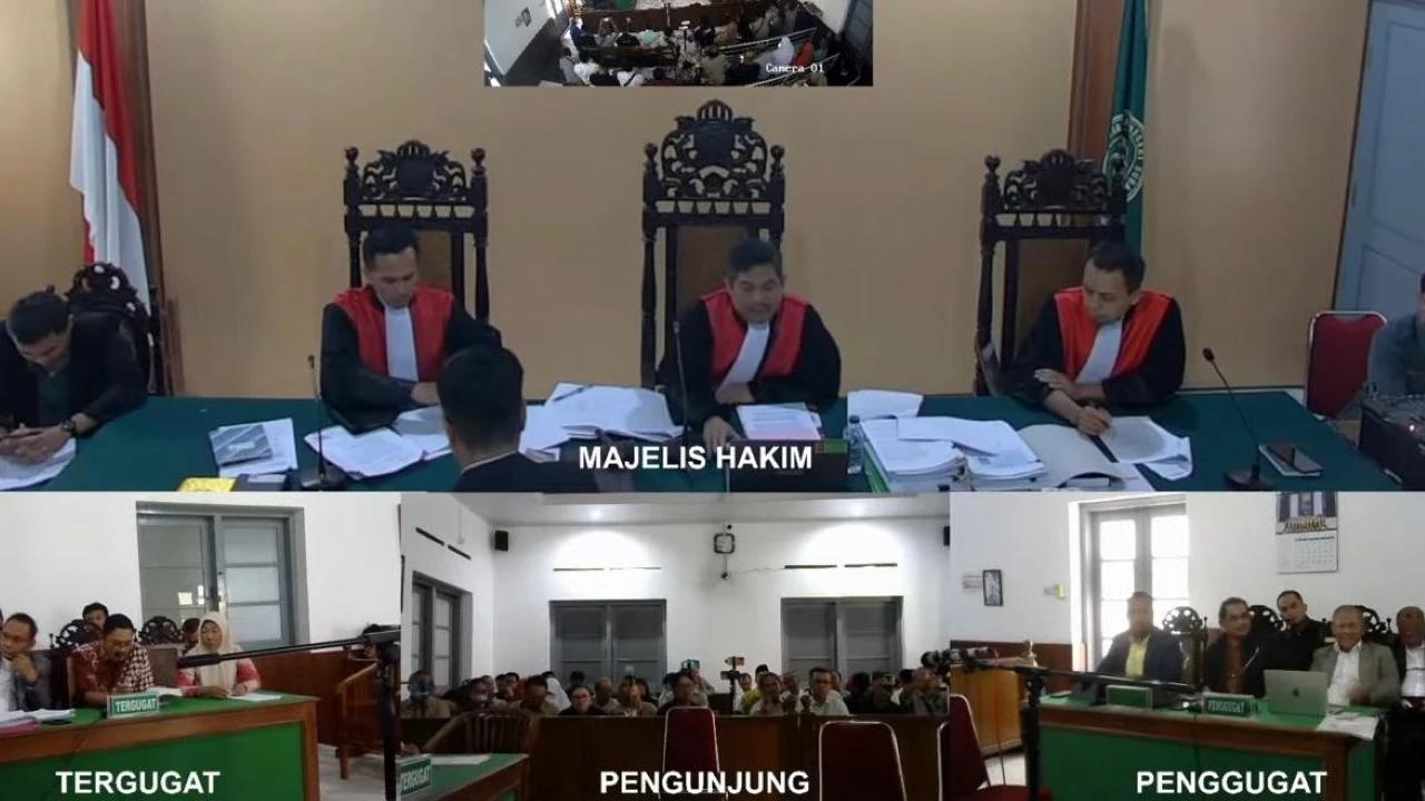 Sidang Gugatan Citizen Lawsuit Ijazah Jokowi, Saksi Tunjukkan Ijazah Lulusan Fakutas Kehutanan UGM Tahun 1985