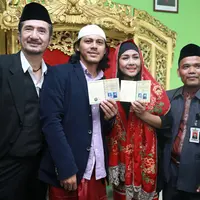 Berbeda dengan kebanyakan selebriti yang menggelar pesta nikah pada hari bahagianya dengan mewah. Bagi artis senior, Ria Irawan dan Mayky Wongkar hal itu tidak berlaku. (Adrian Putra/Bintang.com)