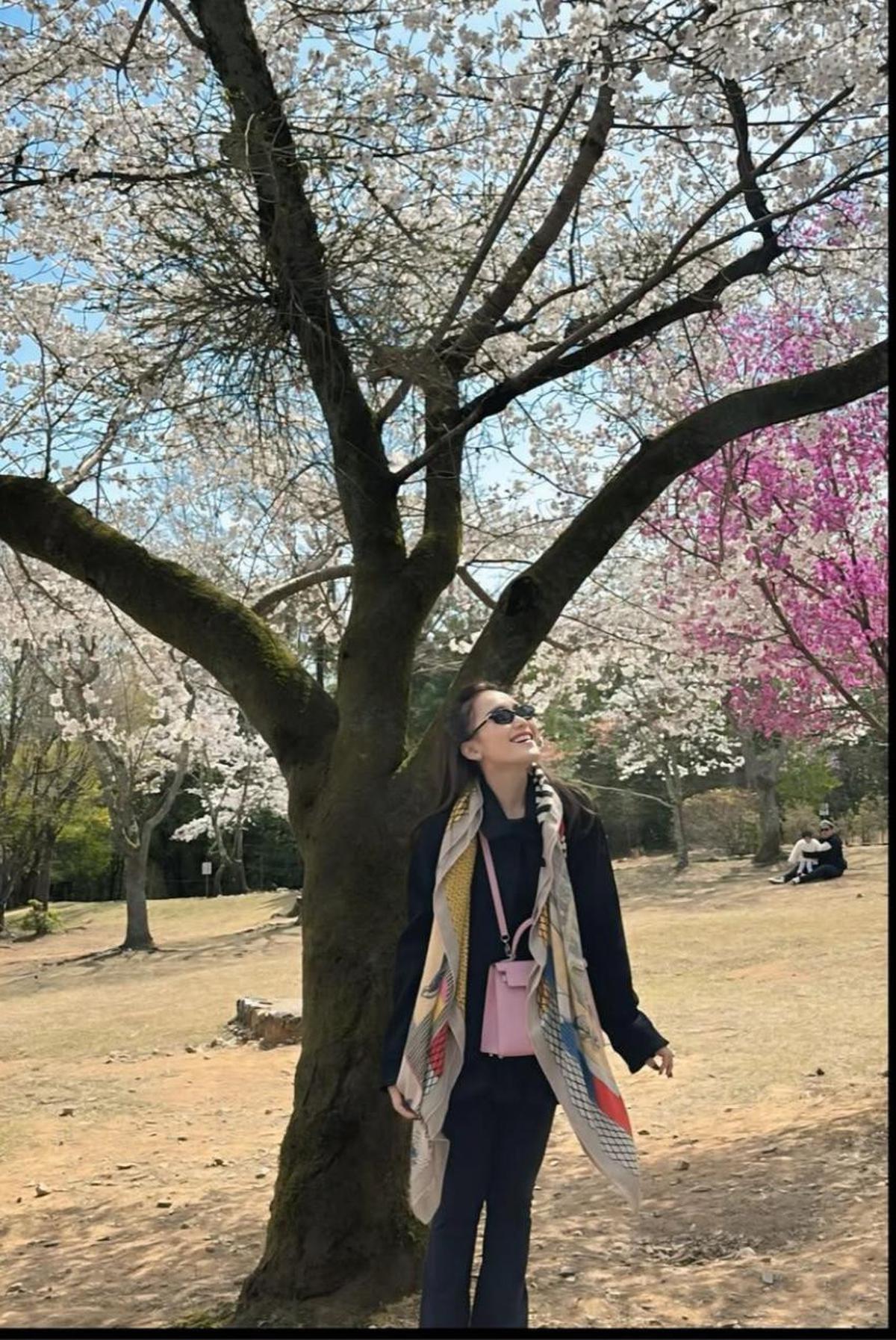 Ayu Ting Ting Pamer Gaya Mewah di Jepang dengan Tiga Tas Branded, Begini Penampilannya