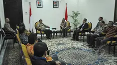 Wakil Presiden Jusuf Kalla menerima kunjungan anggota Tim Penyelamat PSSI di Kantor Wakil Presiden, Jakarta, Rabu (1/4/2015). Jusuf Kalla secara khusus meminta pelaksanaan Kongres PSSI bisa berjalan lancar. (Liputan6.com/Faizal Fanani)