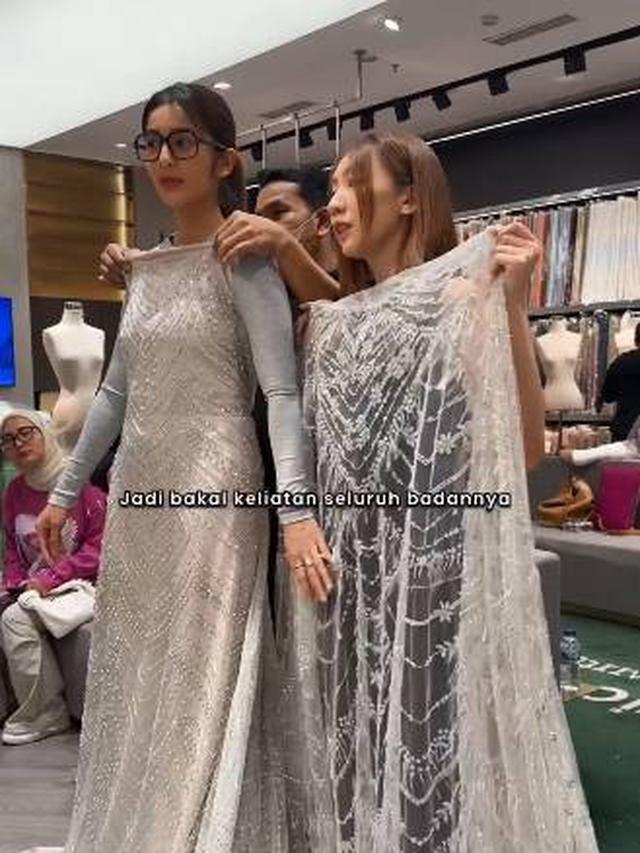 Makin Dekat Pelaminan, Ini 7 Momen Debi Sagita Pilih Kain untuk Gaun Pengantin