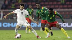 Duel sengit tersaji sejak awal babak pertama dimulai. Mesir dan Kamerun sama-sama memilih untuk bermain hati-hati. (AP/Themba Hadebe)