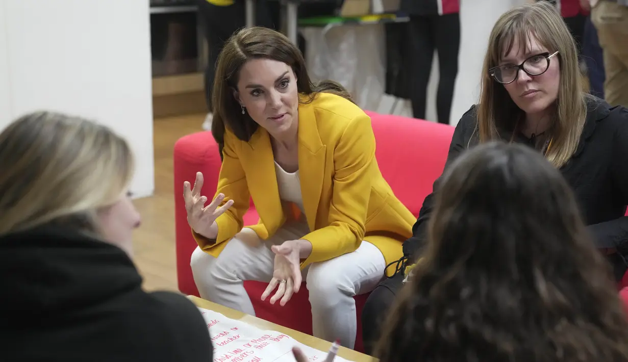 Istri Pangeran William tersebut mengenakan blazer kuning dan celana panjang putih untuk Pekan Kesadaran Kesehatan Mental. (AP Photo/Kin Cheung, pool)