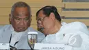 Plt Ketua KPK Taufiequrachman Ruki (kiri) berbincang dengan Jaksa Agung RI, H.M. Prasetyo disela-sela pertemuan dan jumpa pers di Gedung KPK, Senin (2/3/2015).  (Liputan6.com/Herman Zakharia)