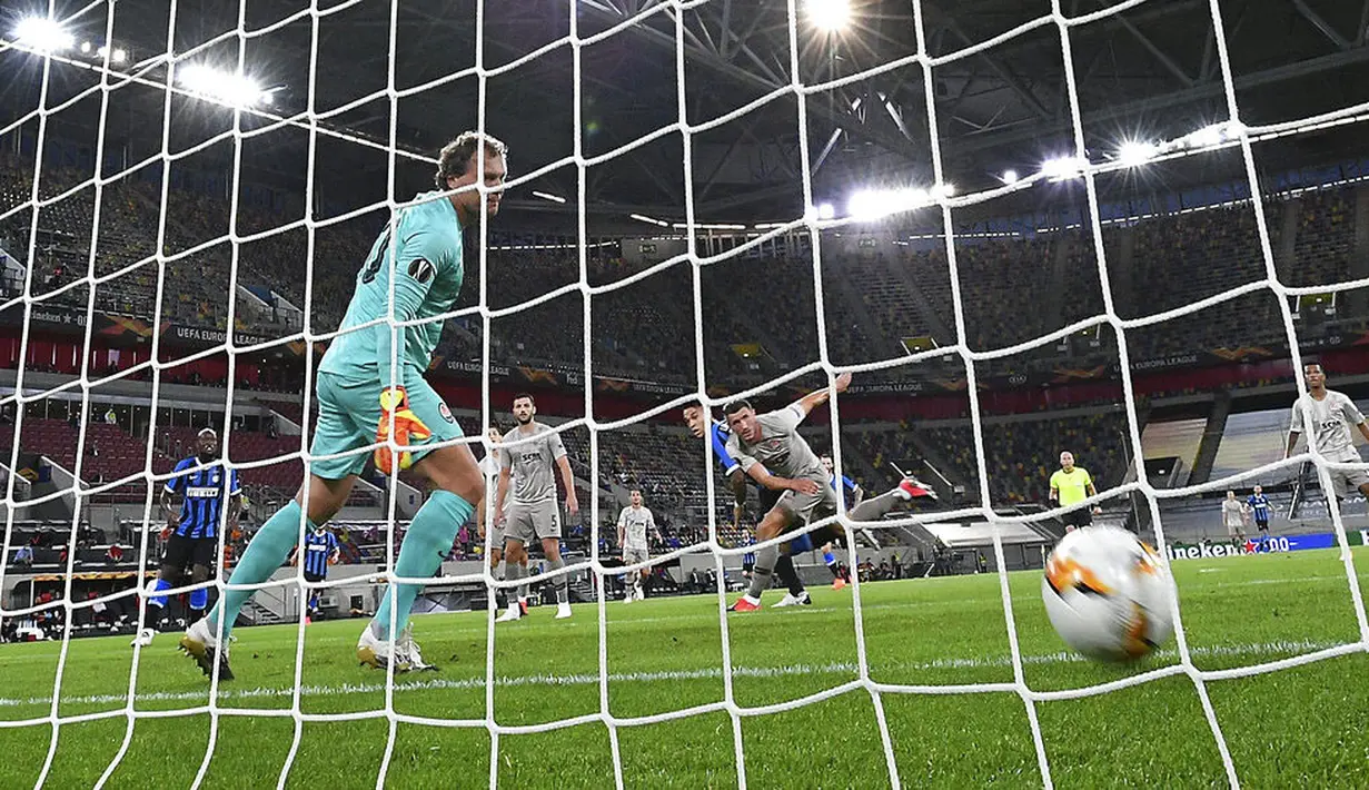 Striker Inter Milan, Lautaro Martinez, mencetak gol ke gawang Shakhtar Donetsk pada laga semifinal Liga Europa di Merkur Spiel-Arena, Selasa (18/8/2020). Inter Milan menang dengan skor 5-0. (Sascha Steinbach, Pool via AP)