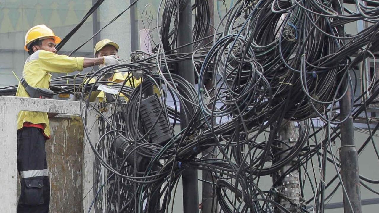 Petugas Dinas Bina Marga DKI Jakarta melakukan penataan kabel utilitas di kawasan Kapten Tendean, Jakarta, Kamis (14/9/2023).