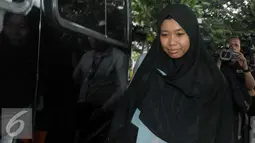 Deviyanti Rochaeni berjalan menuju mobil yang menjemputnya usai menjalani pemeriksaan KPK, Jakarta, Selasa (26/4). Deviyanti diperiksa terkait kasus dugaan suap rencana penuntutan kasus penggelapan dana BPJS. (Liputan6.com/Helmi Afandi)