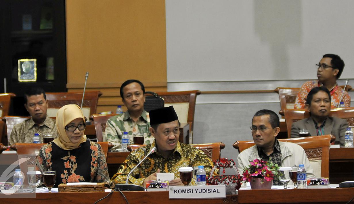 Ketua Komisi Yudisial (KY) Aidul Fitriciada (tengah) saat rapat konsultasi dengan Komisi III di Jakarta, Rabu (2/3). Rapat membahas Pengawasan dan Legislasi antara lembaga Hukum di Pemerintahan Kususnya KY dengan MA. (Liputan6.com/Johan Tallo)