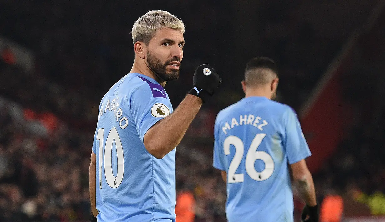 Sergio Aguero. Striker Argentina berusia 33 tahun yang baru saja mengumumkan pensiun bersama Barcelona mencetak total 82 gol di Liga Inggris selama dilatih Pep Guardiola. Ia sendiri memperkuat The Citizens mulai 2011/2012 hingga akhirnya hengkang pada akhir 2020/2021. (AFP/Oli Scarff)