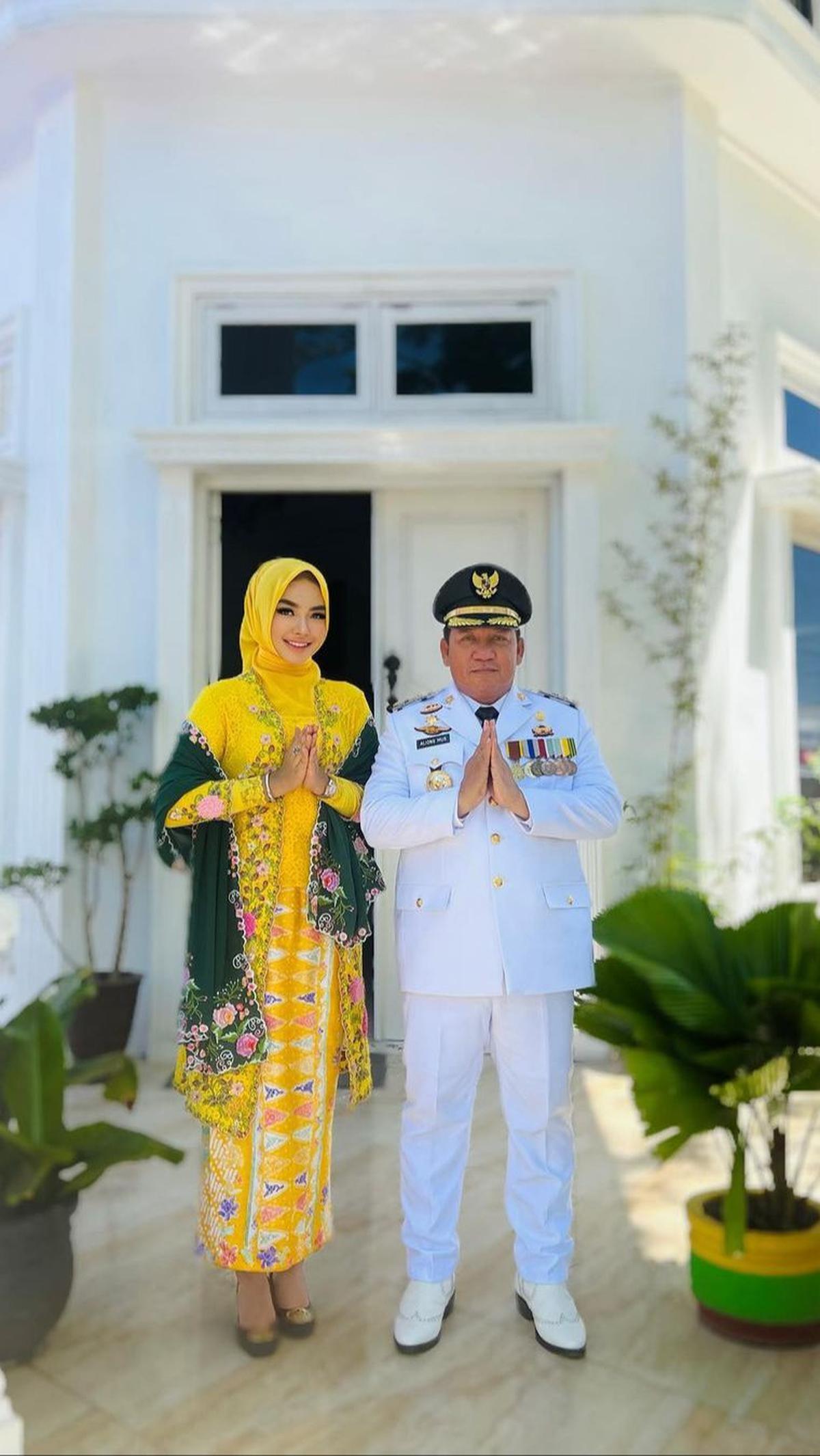 Meski terpaut 24 tahun, sang suami tetap tampak begitu muda.<br>