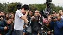Carlos Santamaria Diaz (12) berpose untuk fotografer selama acara pers di Universitas Otonomi Nasional Meksiko di Mexico City, 3 Agustus 2018. Didaulat sebagai mahasiswa termuda sedunia, Carlos  tidak ingin dirinya disebut jenius. (AP/Marco Ugarte)