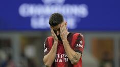 Reaksi kecewa pemain AC Milan, Olivier Giroud setelah timnya kalah 1-3 dari Borussia Dortmund pada laga lanjutan Grup F Liga Champions 2023/2024 yang berlangsung di San Siro, Milan, Italia, Rabu (29/11/2023) dini hari WIB. (AP Photo/Antonio Calanni)