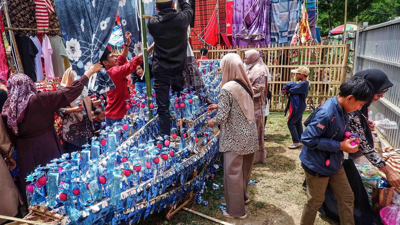 Judul: Uniknya Tradisi Maulid Nabi dengan Miniatur Perahu Pinisi di Maros Sulsel