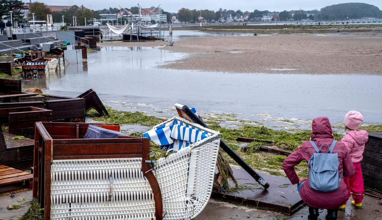 Badai juga menyebabkan longsor dan kerusakan lainnya. (AP Photo/Michael Probst)