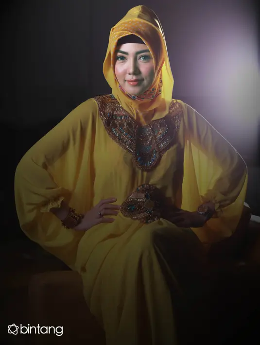 Perempuan bernama asli Sofina Rutami Nasution ini mengenakan busana warna kuning dan hijab warna senada. (Wimbarsana/Bintang.com)