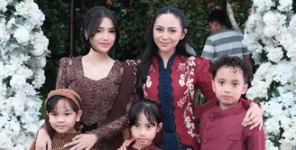 Tampil menawan berbalut kebaya, begini kebaya ala  Rachel Vennya, Fuji, Hingga Erika Carlina.