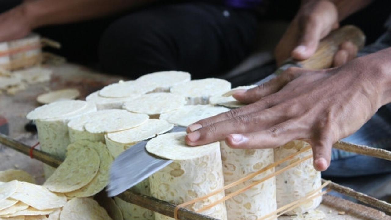 Rupiah anjlok, produsen keripik tempe khas Malang kurangi irisan