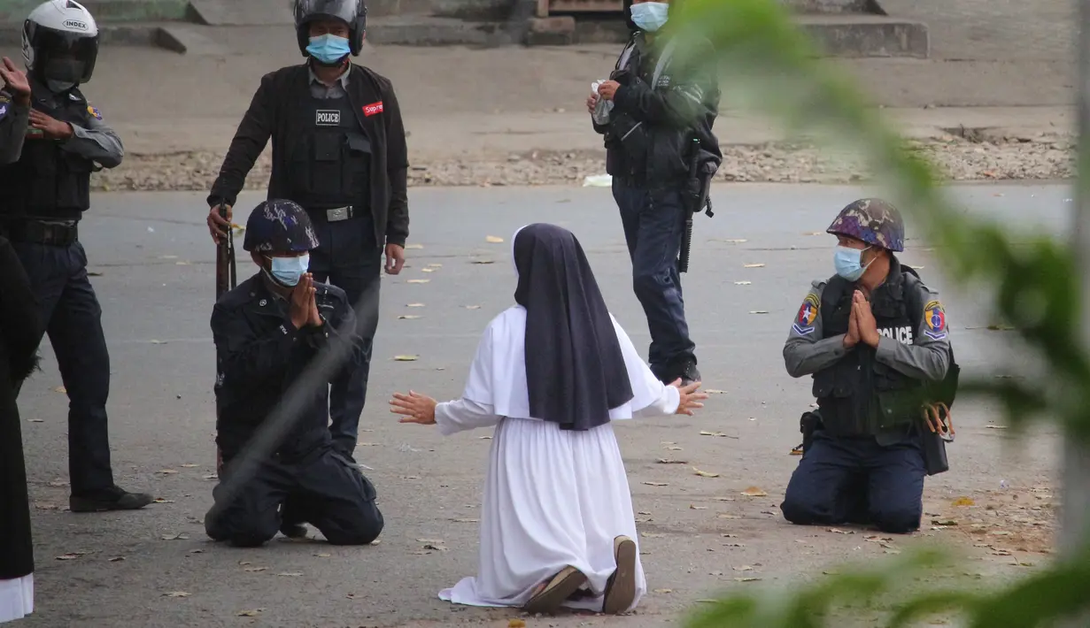 Suster Ann Rose Nu Tawng, biarawati Myanmar berlutut memohon kepada polisi untuk tidak menyakiti pengunjuk rasa di tengah tindakan keras terhadap demonstrasi menentang kudeta militer di Myitkyina di negara bagian Kachin Myanmar (8/3/2021). (Handout/Myitkyina News Journal/AFP)