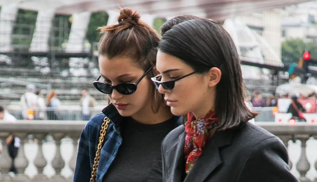 Bella Hadid dan Kendall Jenner dengan tampilan boysih. Tetap cantik banget ya mereka! Siapa di antara kamu yang jadi tim Kella? (Harper's Bazaar)