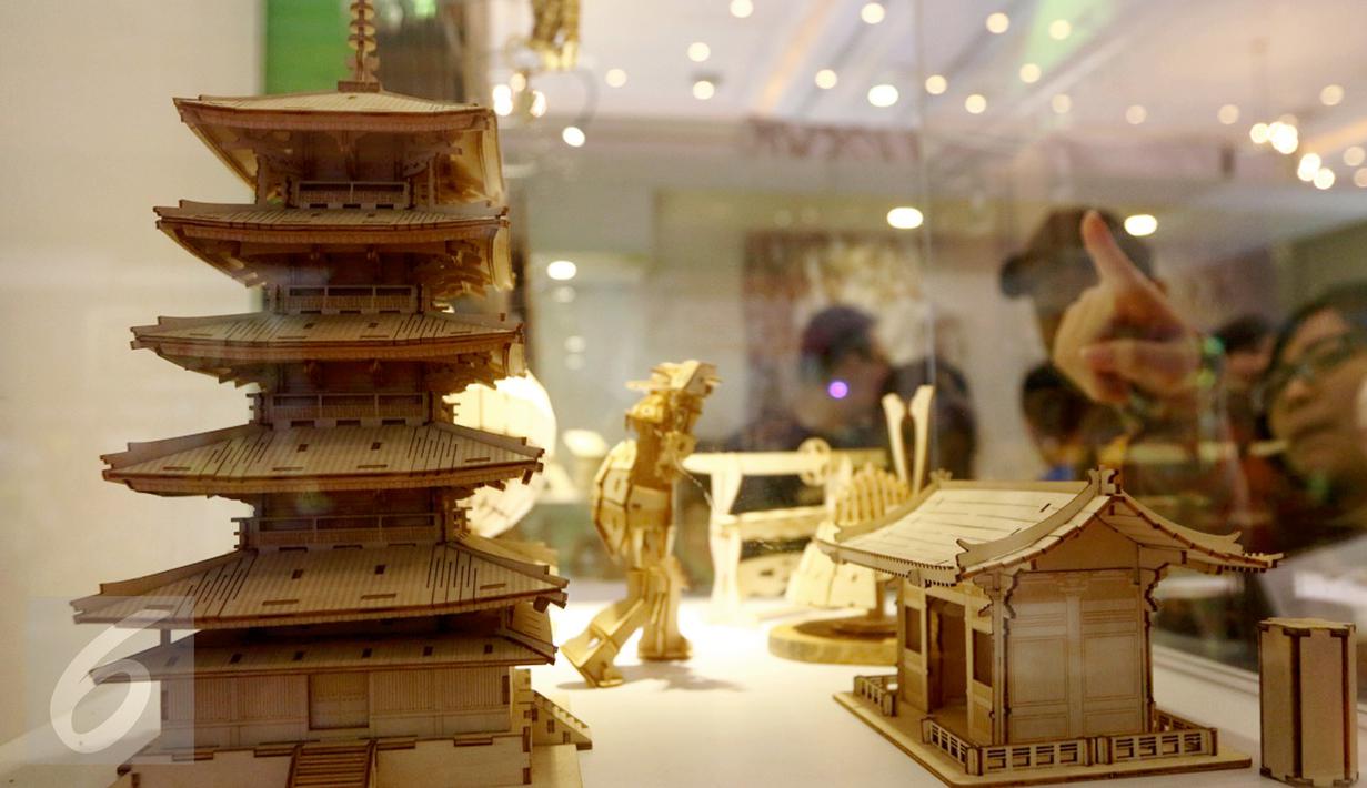 Pengunjung melihat hasil karya seni berupa kuil yang terbuat dari kardus pada gelaran  Popcon Asia 2016 di JCC, Jakarta (14/08). (Liputan6.com/Fery Pradolo)