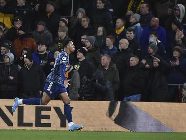 Bek Inggris, Gabriel berselebrasi usai mencetak gol ke gawang Wolverhampton Wanderers pada pertandingan lanjutan Liga Inggris di stadion Molineux di Wolverhampton, Inggris, Jumat (11/2/2022). Arsenal menang tipis atas Wolverhampton Wande 1-0. (AP Photo/Rui Vieira)