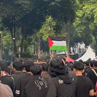 Jelang Laga Timnas Indonesia vs China, Suporter Bentangkan Bendera Palestina