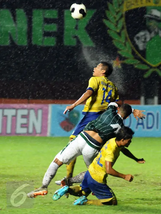 Dua pemain Cilegon Utd menutup pergerakan penyerang Persebaya saat laga penyisihan Dirgantara Cup 2017 di Stadion Maguwoharjo, Sleman, Sabtu (4/3). Cilegon unggul 2-1. (Liputan6.com/Helmi Fithriansyah)