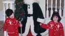 Bahkan ada pula foto Kyle dan Kendall dengan sweter rajut khas Natal. [Foto: Instagram/ Kris Jenner]