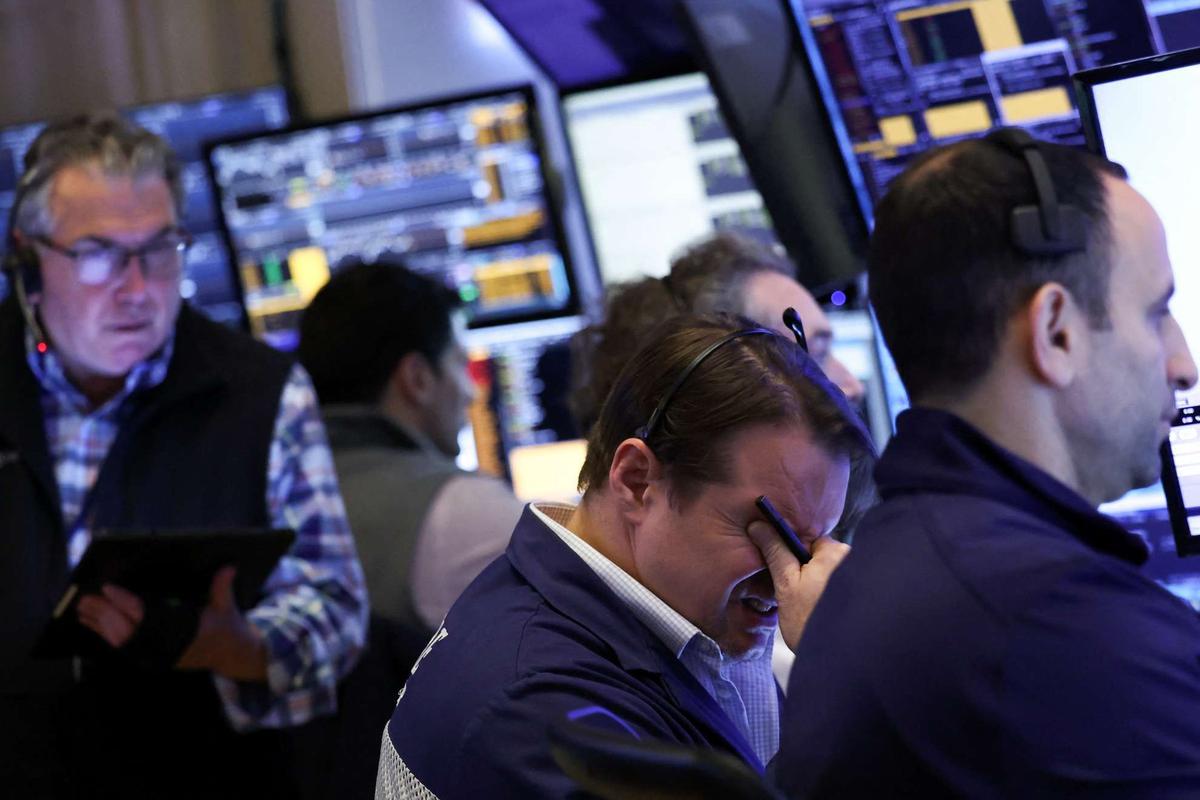 Wajah Cemas Trader Kala Wall Street 'Kebakaran' Imbas Kebijakan Tarif Imbal Balik Donald Trump