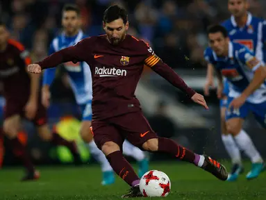 Pemain Barcelona, Lionel Messi gagal mencetak penalti pada laga leg pertama perempatfinal Copa del Rey ketika melawat ke markas Espanyol di Stadion RCDE, Kamis (18/1). Barcelona takluk 0-1 dari rival sekotanya Espanyol. (AP/Manu Fernandez)