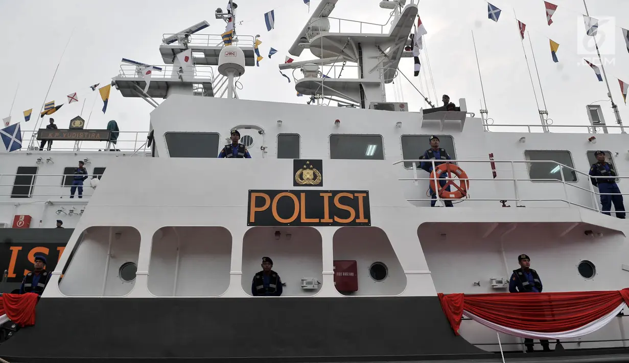 Personel kepolisian berdiri di atas kapal saat peresmian armada baru Korps Kepolisian Air dan Udara (Korpolairud) dalam HUT ke-68 Korpolairud di Mako Ditpolairud, Jakarta, Senin (3/12). (Merdeka.com/Iqbal Nugroho)