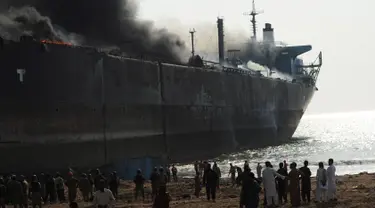 Kebakaran terjadi di galangan kapal Gadani, Pakistan, Selasa (1/11). Diduga kebakaran terjadi karena kelalaian selama pekerjaan mengelas di kapal tanker minyak tersebut. (AFP PHOTO / Rizwan Tabassum)