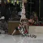 Gaya Galeong atau kayang menjadi salah satu gaya dalam Tari Topeng Losari Cirebon yang melegenda. Foto (Liputan6.com / Panji Prayitno)