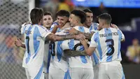 Dua gol Timnas Argentina dicetak oleh Julian Alvarez dan Lionel Messi. (AP Photo/Adam Hunger)
