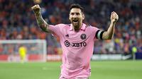 Pemain Inter Miami Lionel Messi merayakan gol kedua rekan setimnya Leonardo Campana ke gawang Cincinnati pada semifinal US Open Cup di Stadion TQL, Kamis (24/8/2023).&nbsp;(Andy Lyons/Getty Images/AFP)