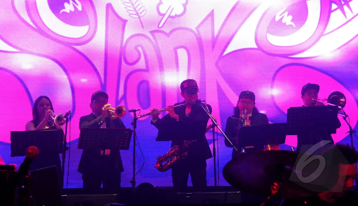 Lima pemain Brass Section menjadikan 21 nomor lagu yang dibawakan Slank jadi terdengar lebih elegan saat tampil di perayaan ulangtahun pertama Stage Empire di Colosseum Club, Jakarta, Jumat (3/4/2015). (Liputan6.com/Faisal R Syam) 
