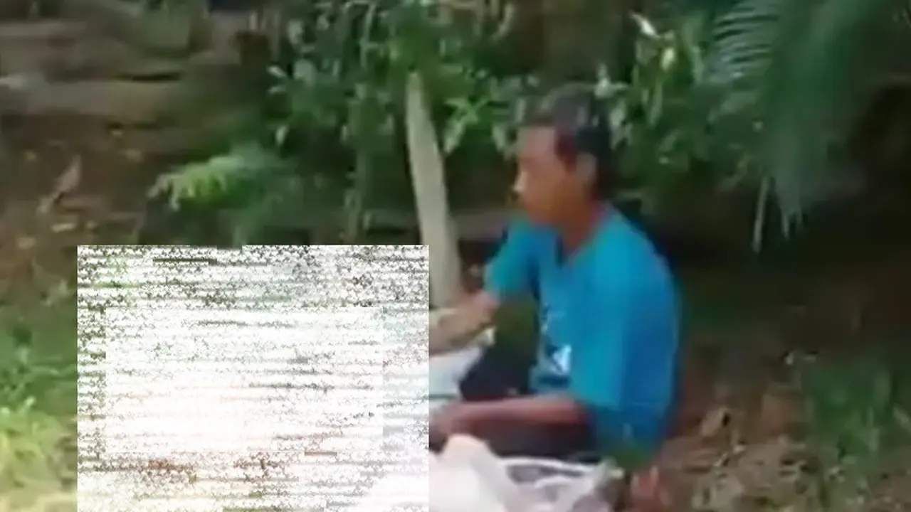 Seoarang pria diduga orang gila di depan penemuan mayat dugaan mutilasi yang terjadi di wilayah Kecamatan Cibalong, Garut, Jawa Barat. (Liputan6.com/Jayadi Supriadin)