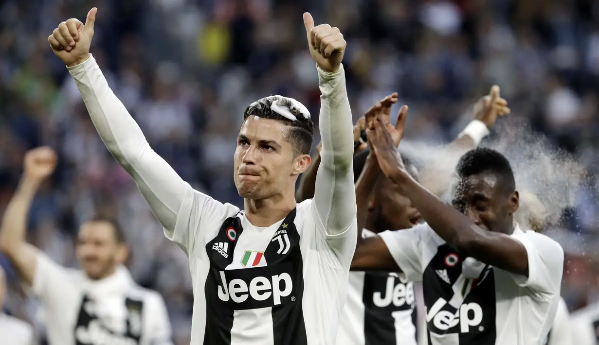 Striker Juventus, Cristiano Ronaldo, melakukan selebrasi usai meraih gelar juara Serie A 2019 di Stadion Juventus, Sabtu (20/4). Juventus menang 2-1 atas Fiorentina. (AP/Luca Bruno)