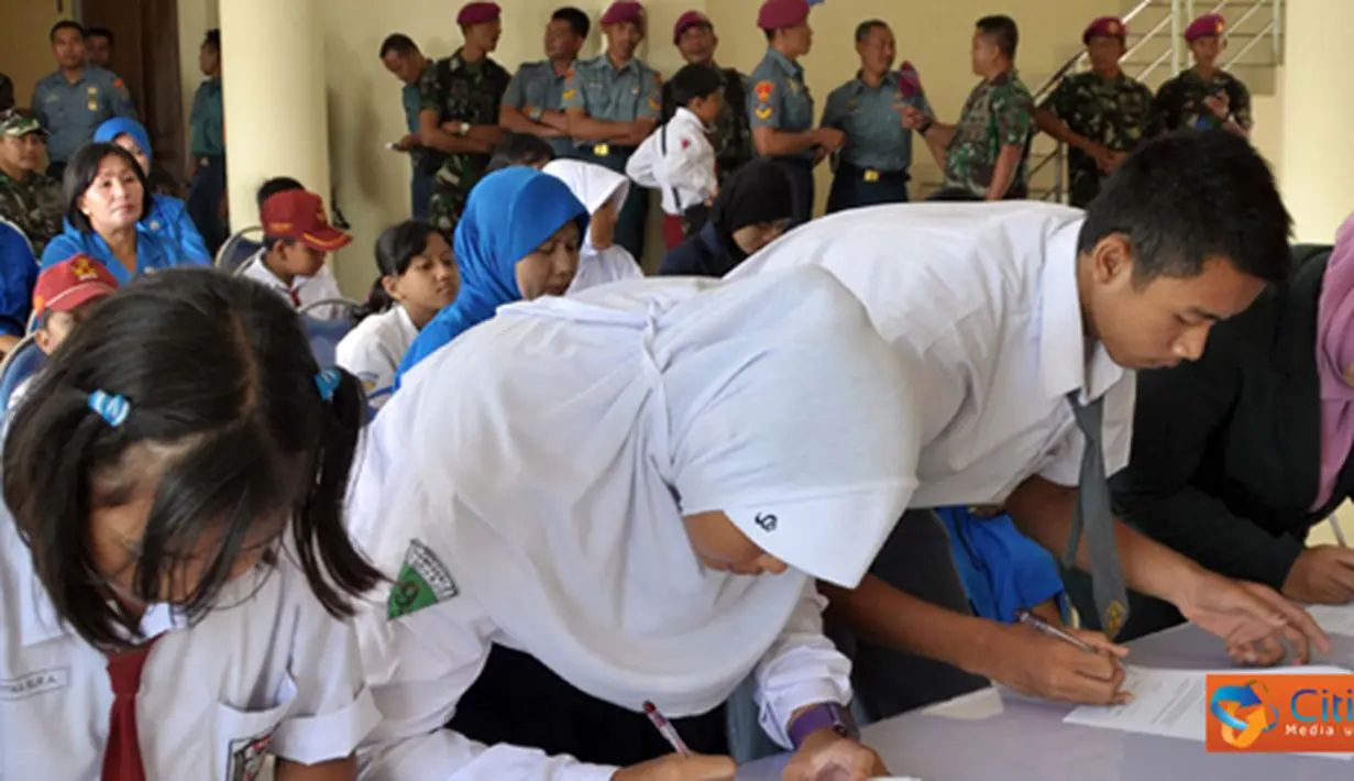 Citizen6, Sidoarjo: Sebanyak 65 putra putri prajurit Denmako Pasmar-1 mendapat beasiswa. (Pengirim: Roby)