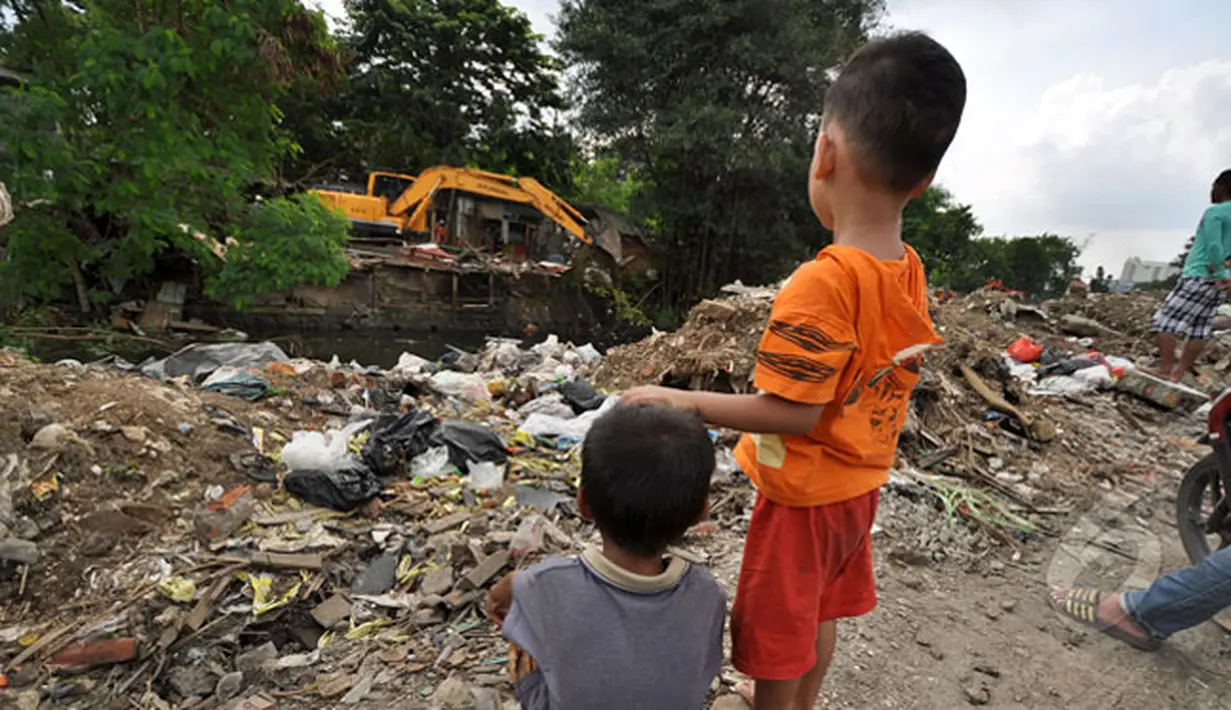 Beberapa anak melihat proses pembongkaran bangunan liar di Jalan Subur Baru, Jakarta, Senin (23/2/2015). Pemprov DKI Jakarta bertujuan melakukan pelebaran jalan dari empat meter menjadi tujuh meter.(Liputan6.com/Faizal Fanani)