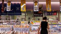 Makanan laut dari Jepang yang tersedia di supermarket Hong Kong, Tiongkok pada tanggal 12 Juli 2023. (Sumber: Reuters/Tyrone Siu)
