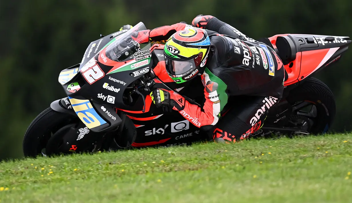 Lorenzo Savadori ditunjuk sebagai test rider utama di tim pabrikan Aprilia mulai tahun 2022. Sebelumnya, ia merupakan pembalap penguji kedua bersama Bradley Smith. Pengalaman Lorenzo Savadori di MotoGP terbilang belum banyak, namun sudah malang melintang bersama Aprilia. (AFP/Joe Klamar)