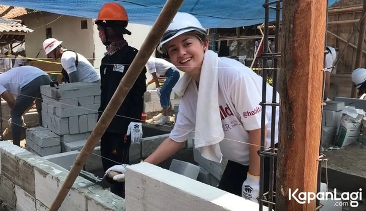 Pemeran Joanna Alexandra sudah mulai jarang terlihat di layar kaca. Ia fokus mengurus anak-anaknya. Apalagi, pada tahun 2021 lalu sang suami meninggal dunia. Berikut potret Alexandra jadi tukang bangunan. [Foto: KapanLagi.com/Dadan Eka Permana]