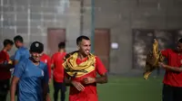 Gelandang bertahan Bali United Brwa Hekmat Nouri tertawa saat sesi latihan Bali United di Lapangan artifisial Australian Independent School Denpasar beberapa waktu lalu. (Bola.com/Maheswara Putra)