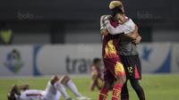 Kiper Bhayangkara FC, Awan Setho, bersama Jajang Mulyana, merayakan kemenangan atas Bali United, pada laga Liga 1 Indonesia di Stadion Patriot, Bekasi, Jumat (29/9/2017). Bhayangkara menang 3-2 atas Bali. (Bola.com/Vitalis Yogi Trisna)