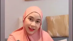 Menjadi kebahagiaan tersendiri, Anisa Rahma secara bergantian menggendong dan momong buah hatinya. Ketika Baby Alma jalani pemotretan, Baby Alsha digendong oleh sang bunda, dan begitu juga sebaliknya. Dalam gendongan sang bunda, Baby Alma terlihat sangat anteng dan tidak rewel. (Liputan6.com/IG/@deetraphotography)