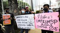 Sejumlah buruh saat melakukan aksi di depan Balai Kota DKI Jakarta, Selasa (26/10/2021). Pada aksi tersebut massa buruh menuntut kenaikan UMP 2022 sebesar 10 persen, berlakukan UMSK 2021 dan mencabut UU Omnibus Law. (Liputan6.com/Faizal Fanani)