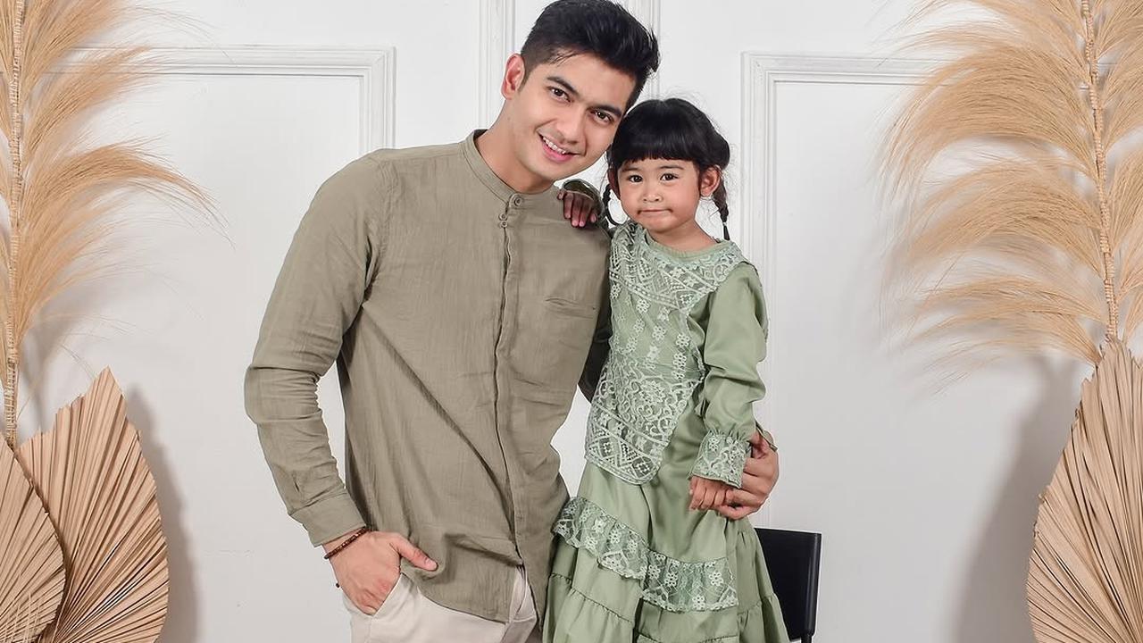 4 Potret Teuku Ryan dan Moana dengan Outfit Couple Ayah-Anak yang Bikin Gemas
