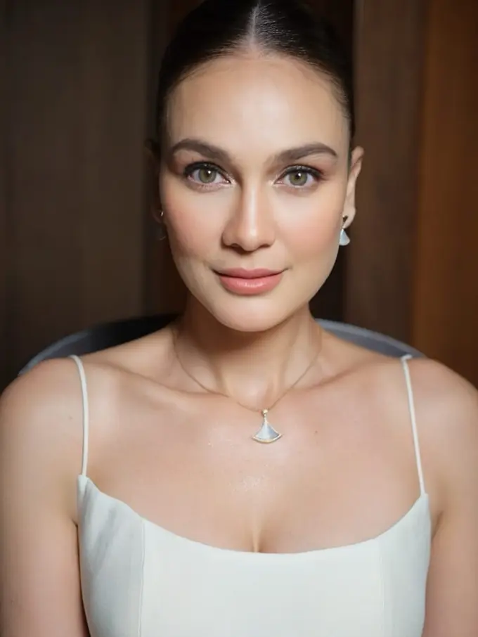 MUA Ryan Ogilvy Dibalik Riasan Wajah Flawless Luna Maya di Resepsi Pernikahan